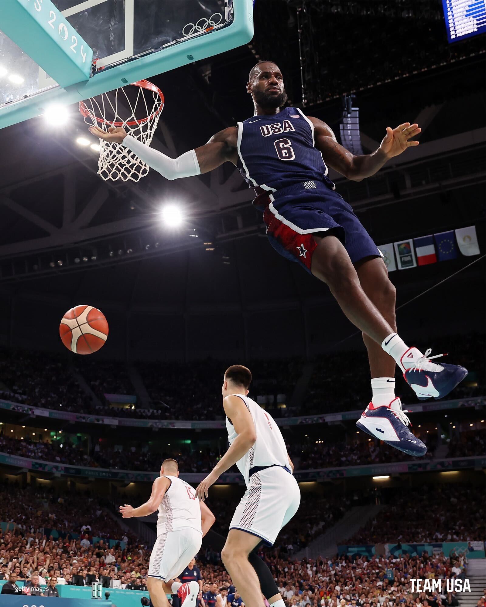 詹姆斯迎来二十赛季出色发挥,巴黎圣日耳曼观众热烈欢呼! 詹姆斯迎来二十赛季出色发挥,巴黎圣日耳曼观众热烈欢呼!