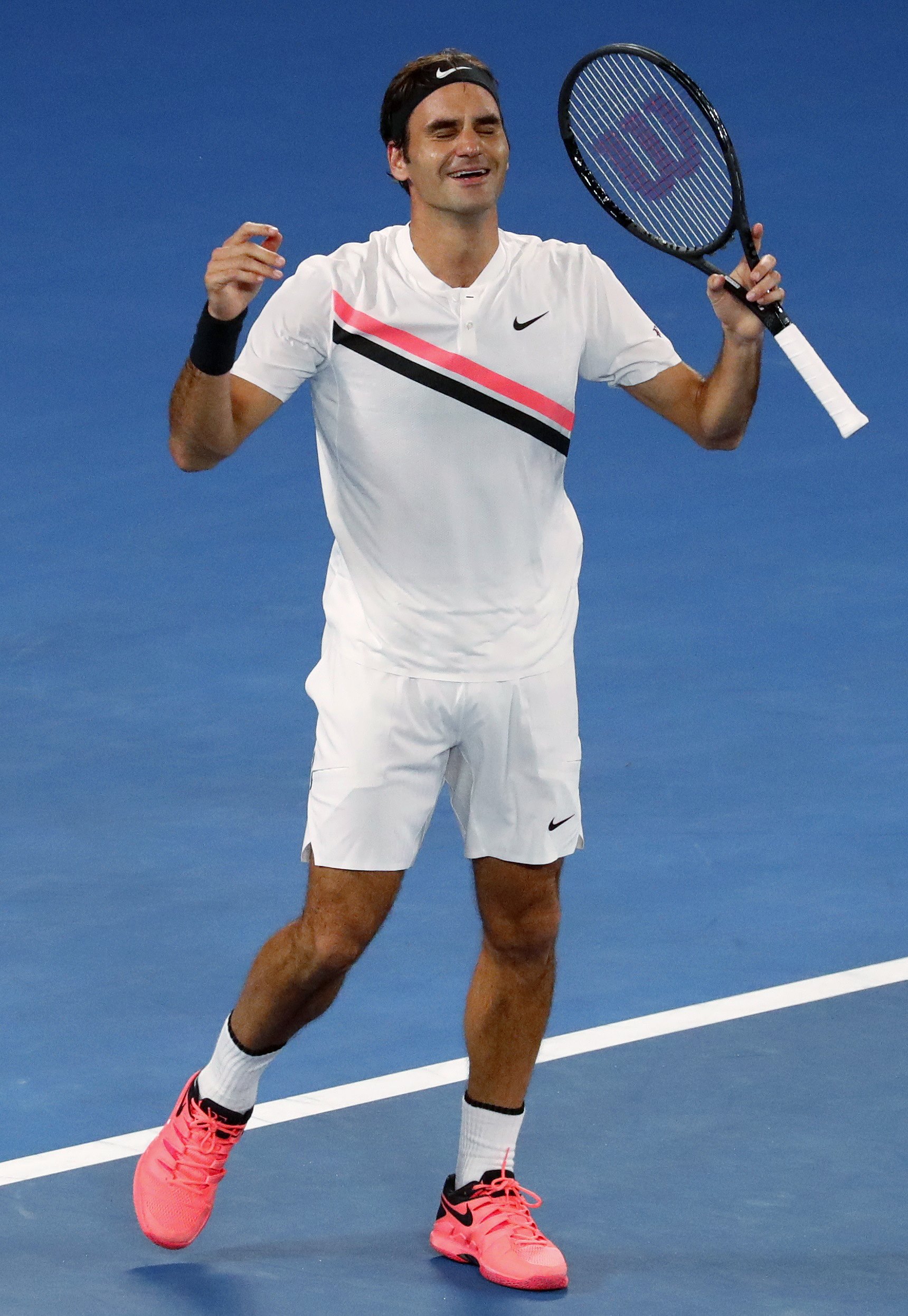 费德勒重返赛场，夺冠首场状态出色，曼联观众沸腾！