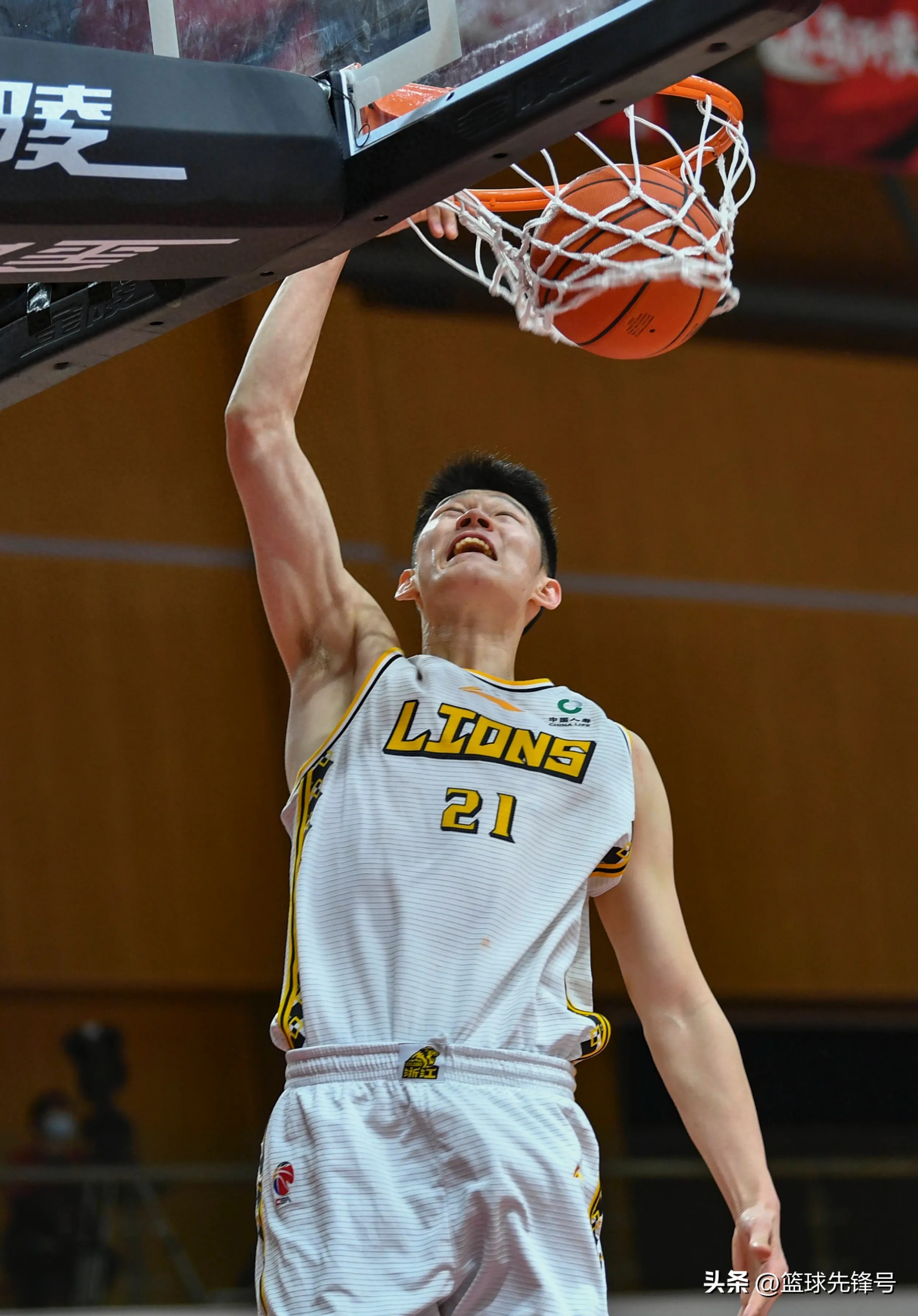 国际比赛日CBA常规赛焦点战，拜仁慕尼黑遗憾出局，底气十足，临场指挥获称赞的简单介绍