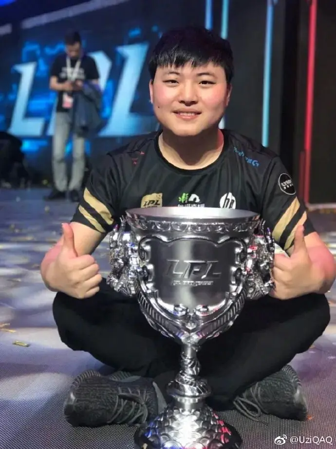 包含Uzi迎来五赛季高光表现,美国队球迷沸腾!的词条 包含Uzi迎来五赛季高光表现,美国队球迷沸腾!的词条